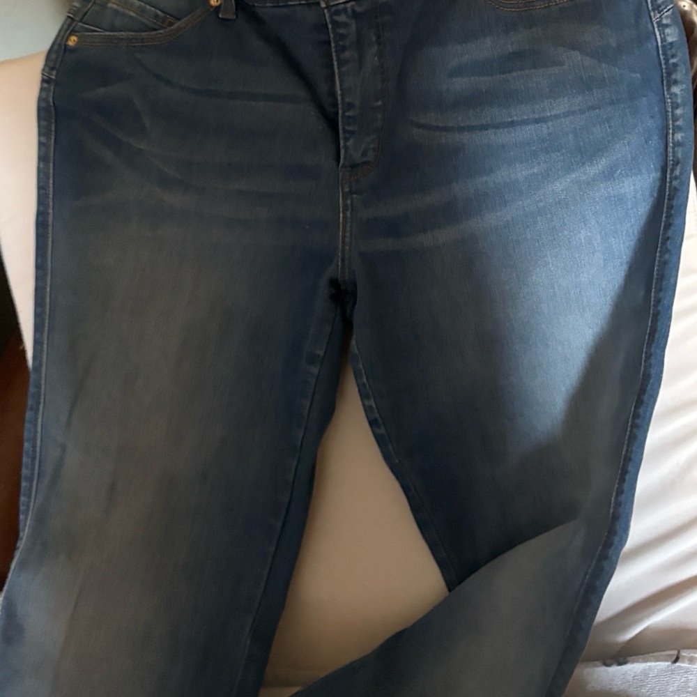 Levi’s Flatters &Flaunts skinny leg jeans like new